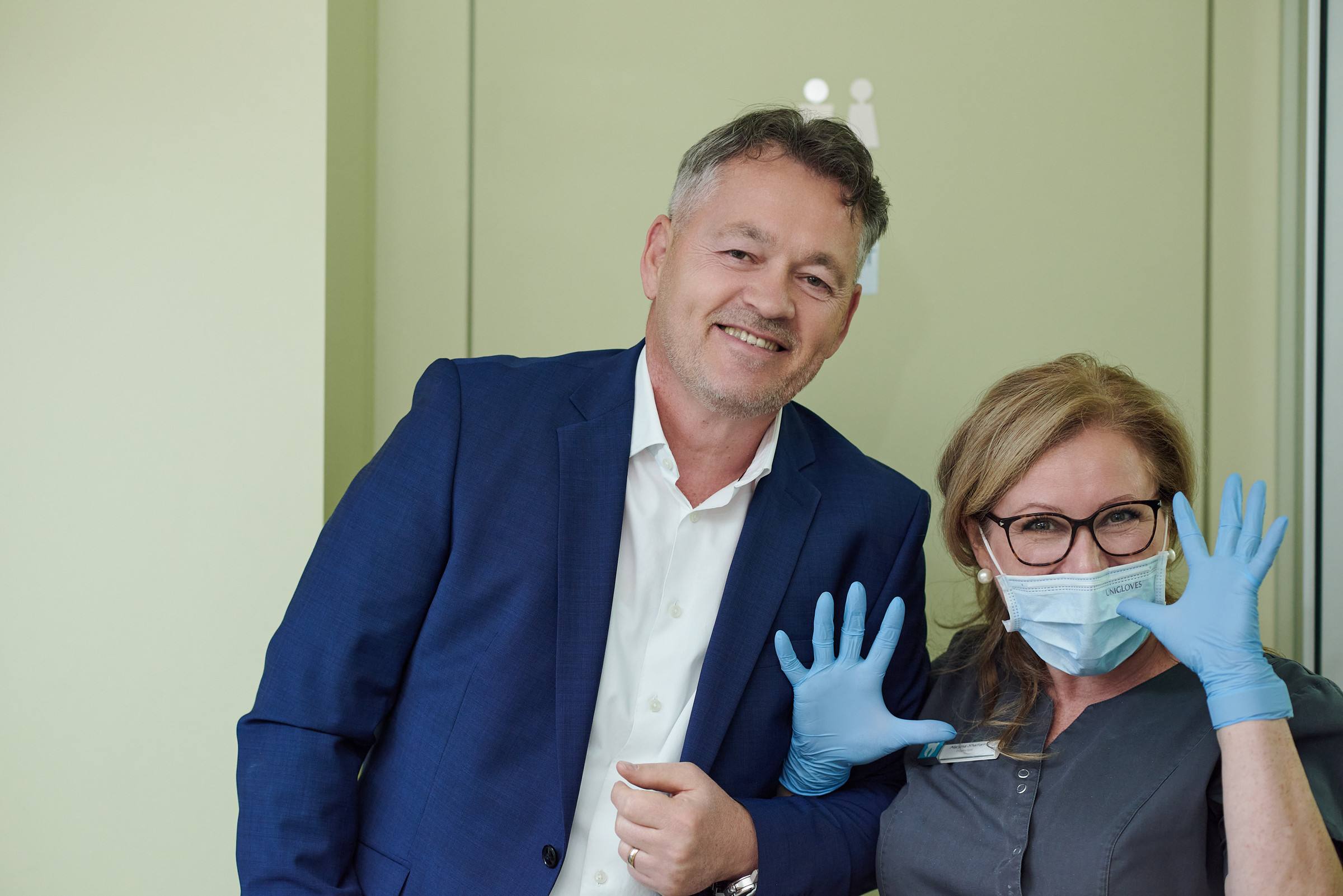 Praxisleitung Xhelili mit Mitarbeiterin von KARLI1