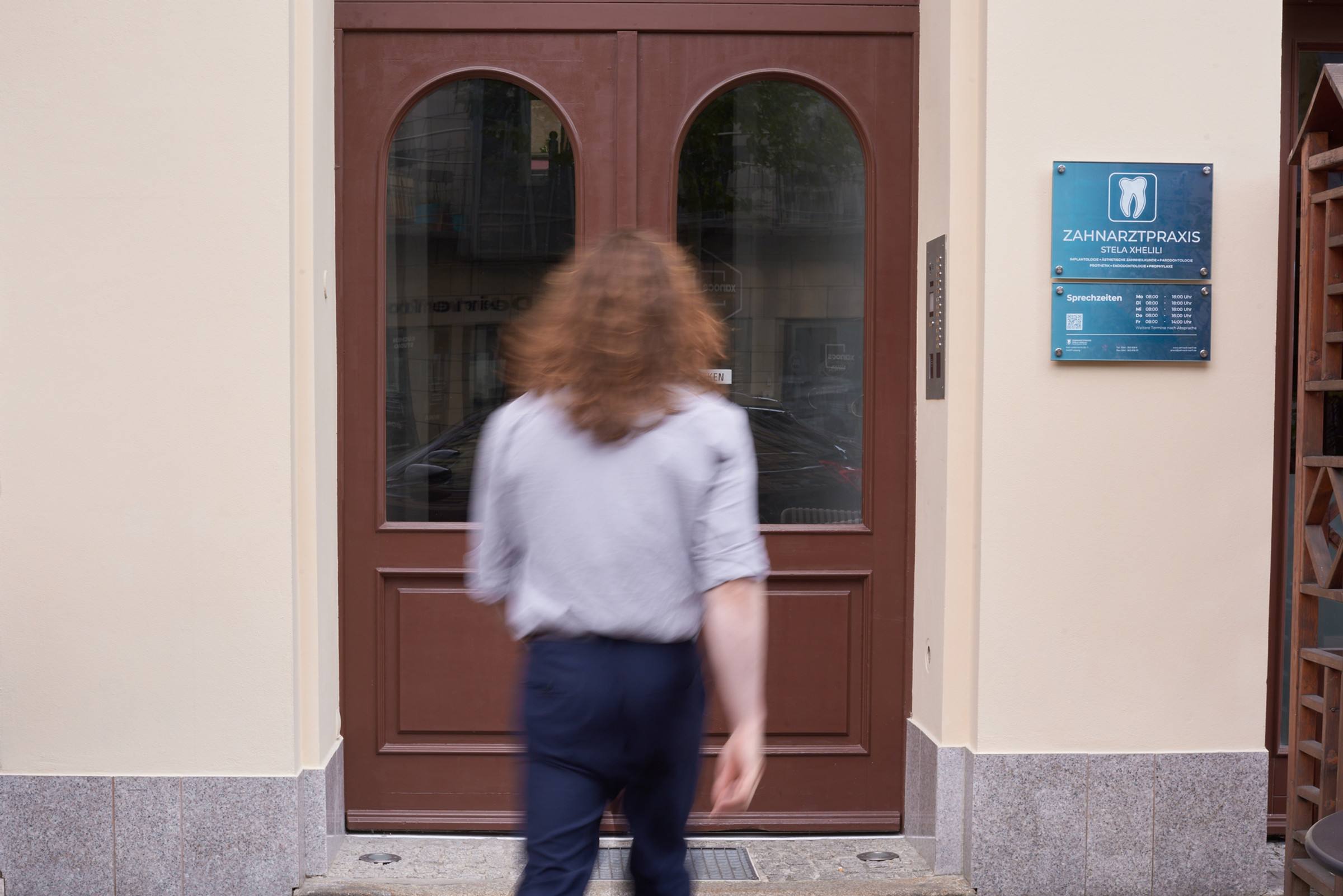 Ein Patient betritt die Zahnarztpraxis KARLI1 in der Karl-Liebknecht-Straße in Leipzig